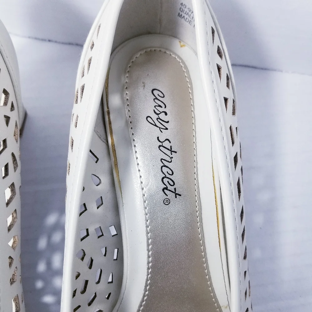 EASY STREET CREAMY WHITE HEELS SIZE 8.5 WIDE - Picture 13 of 15